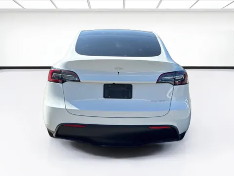 More photos of 2023 Tesla Model Y Long Range at KarGenie, CA