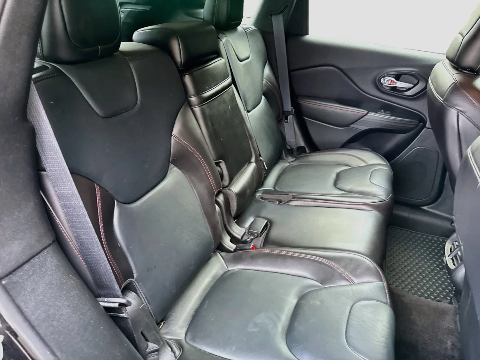 Jeep Cherokee photo 16