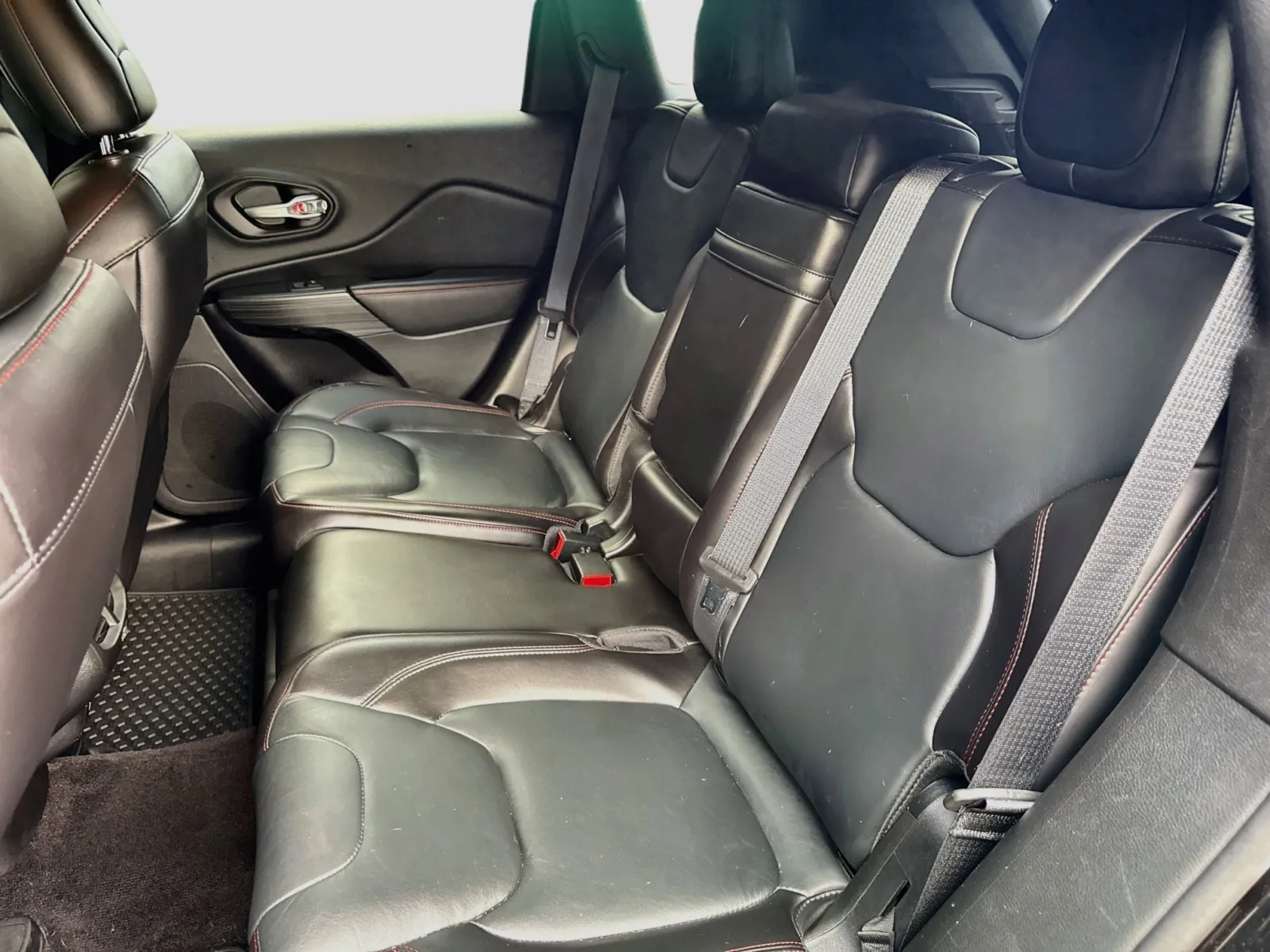 Jeep Cherokee photo 14