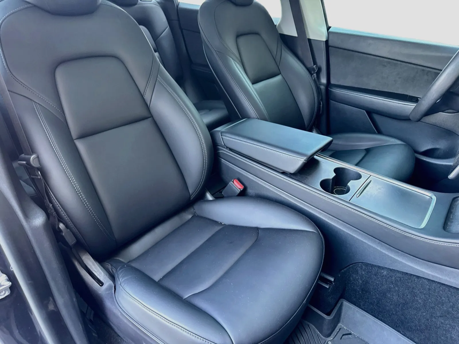 Tesla Model Y photo 18