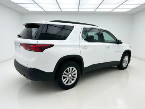 More photos of 2023 Chevrolet Traverse LT Cloth at KarGenie, CA