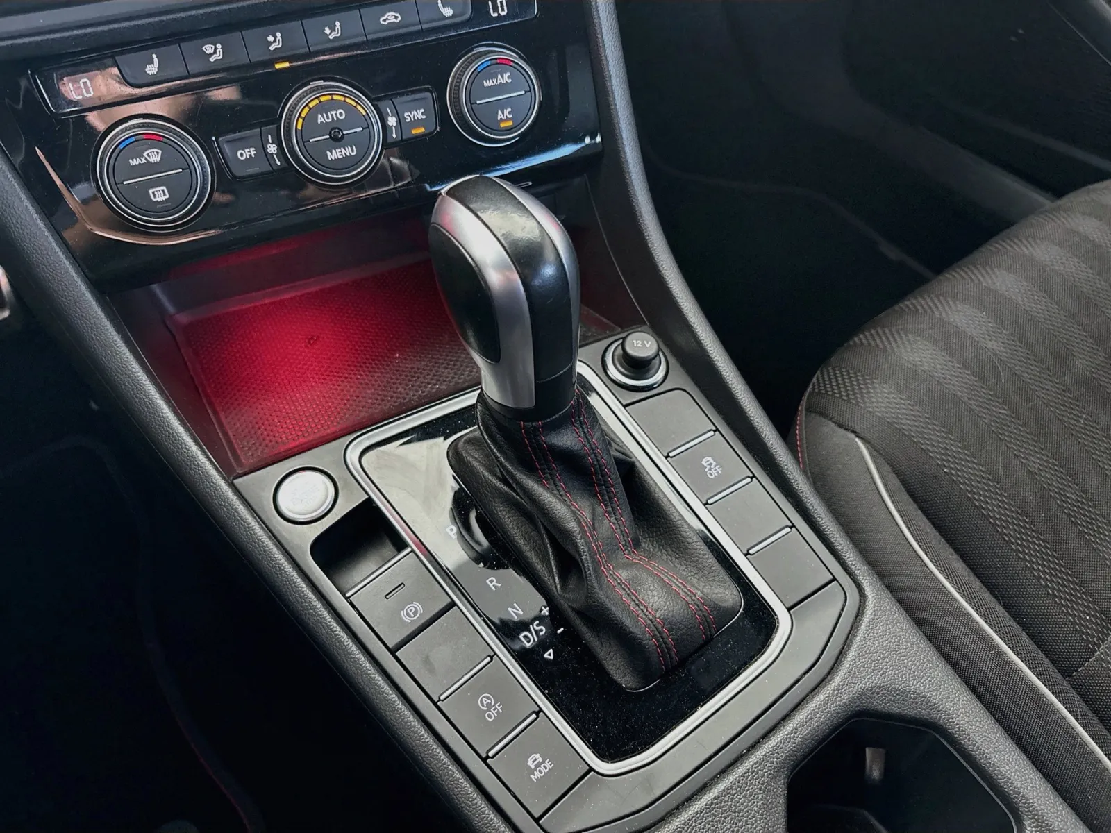 Volkswagen Jetta GLI photo 12