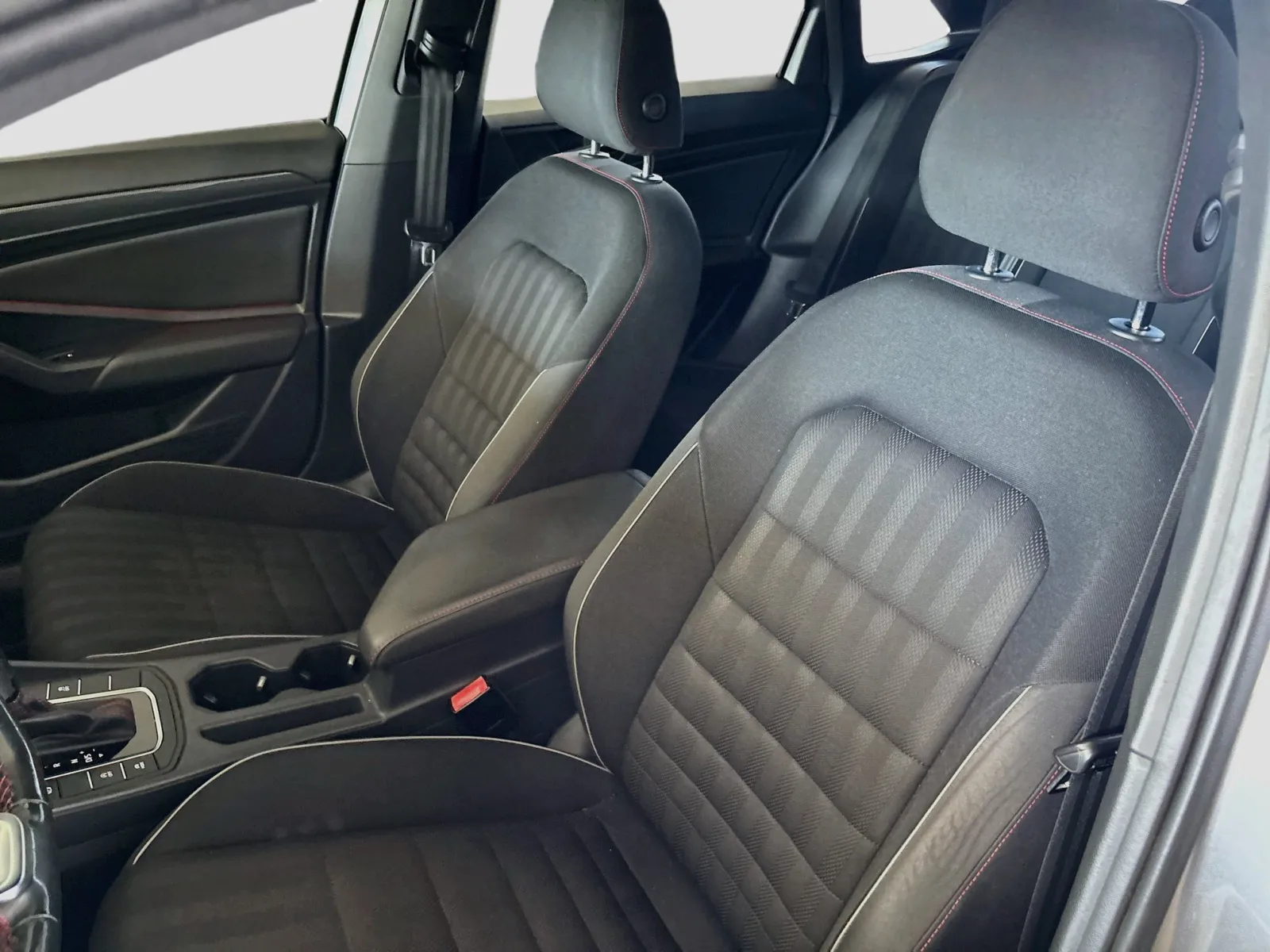Volkswagen Jetta GLI photo 14