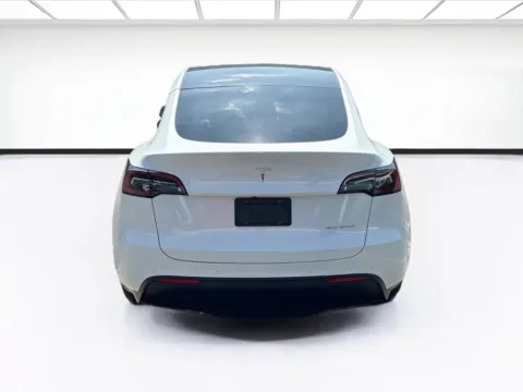 More photos of 2022 Tesla Model Y Long Range at KarGenie, CA