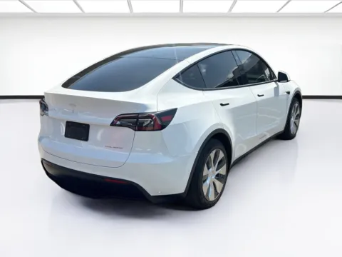 More photos of 2022 Tesla Model Y Long Range at KarGenie, CA