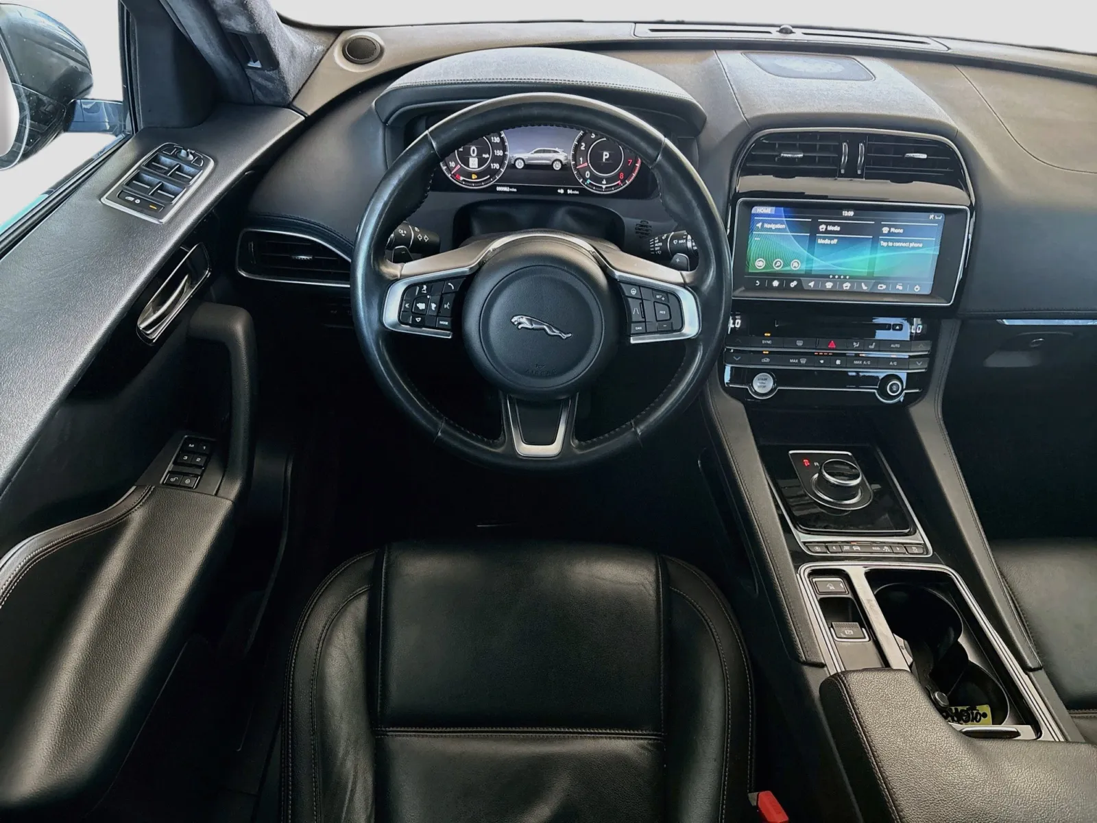 Jaguar F-PACE photo 17