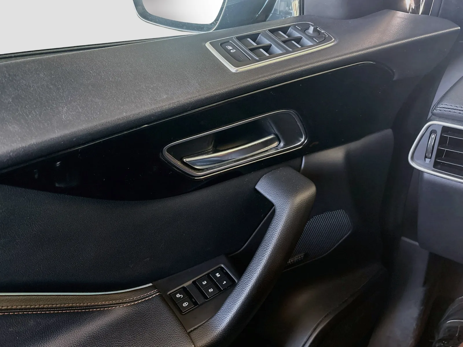Jaguar F-PACE photo 14
