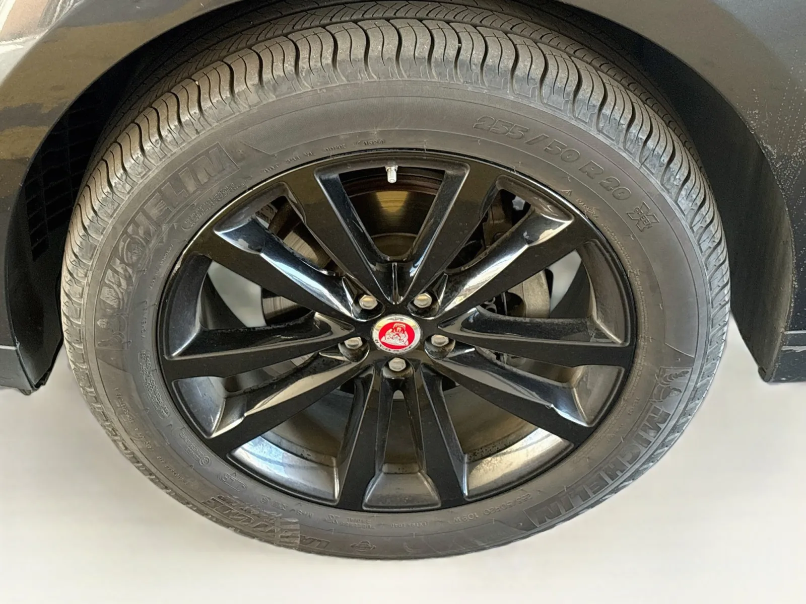 Jaguar F-PACE photo 22