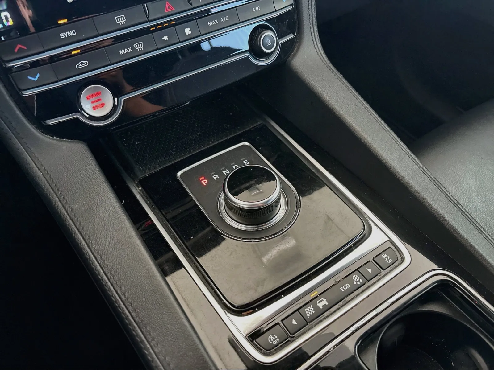 Jaguar F-PACE photo 13
