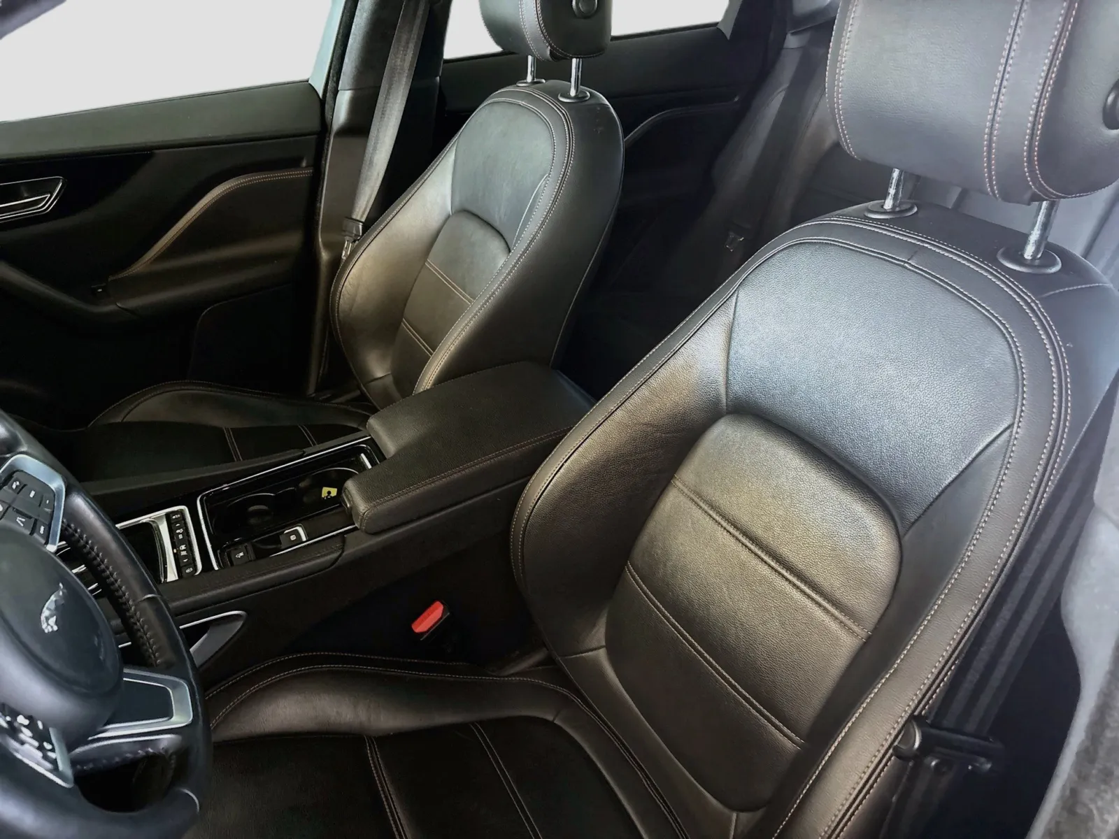 Jaguar F-PACE photo 16