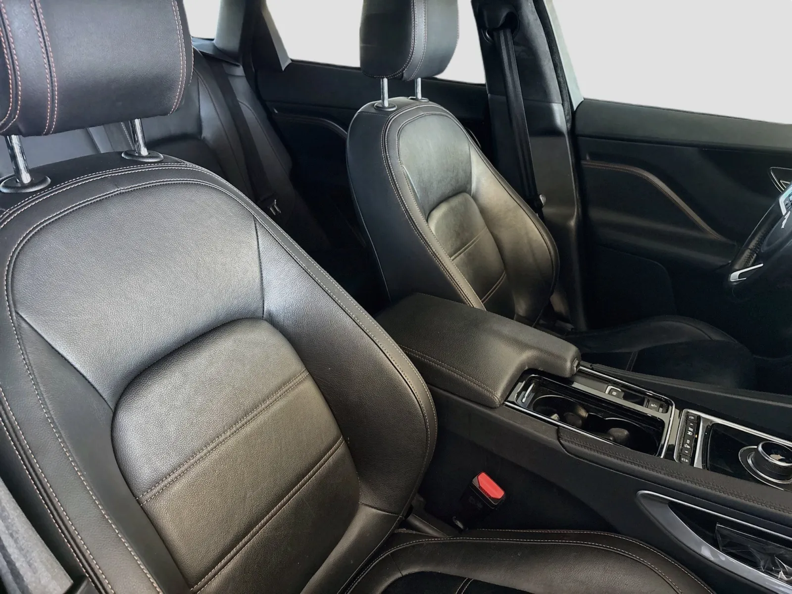 Jaguar F-PACE photo 21