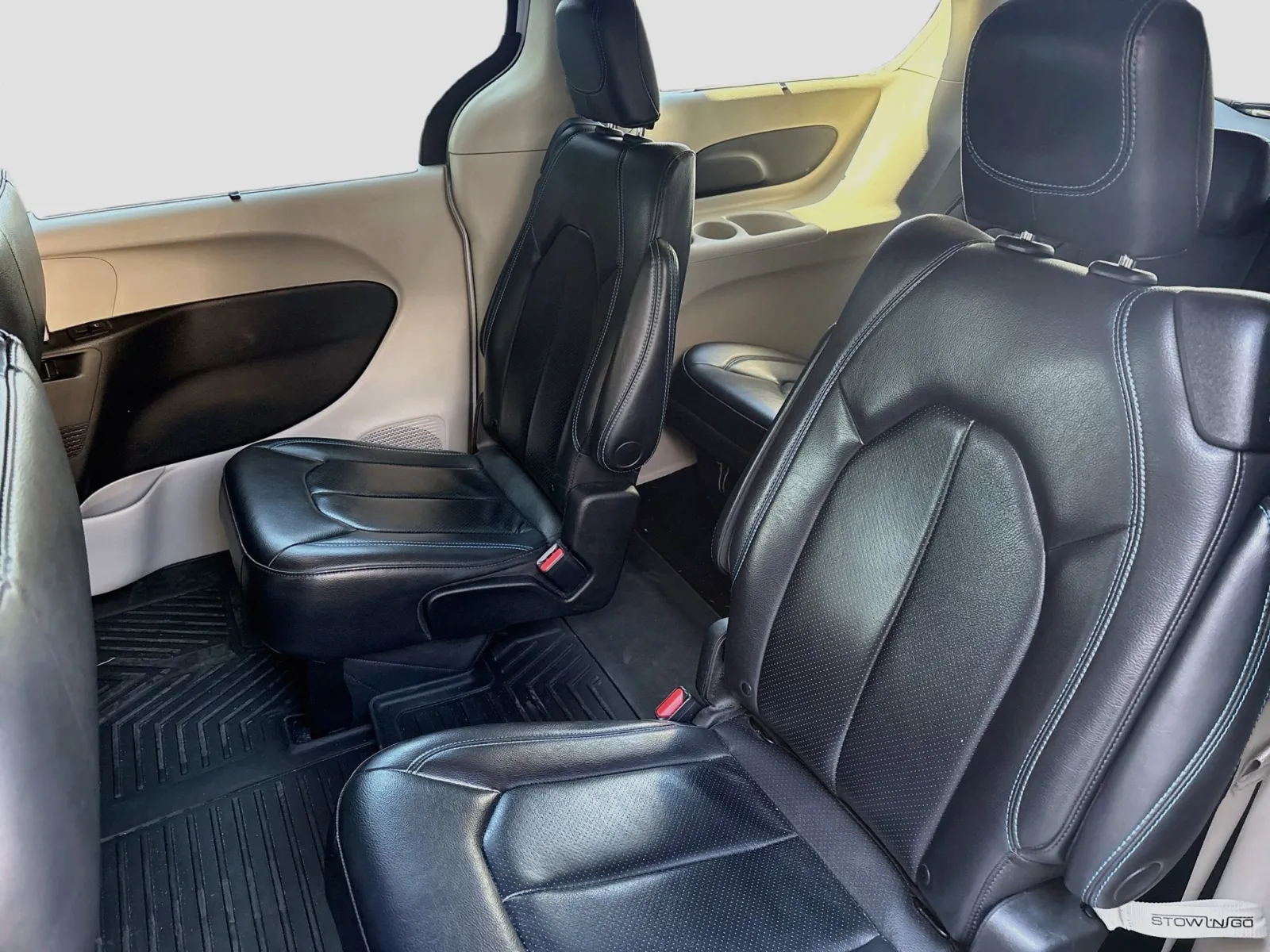 Chrysler Pacifica photo 16