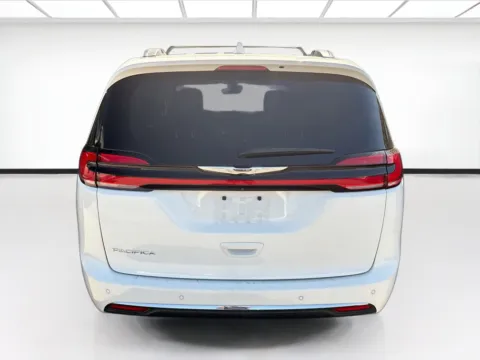 More photos of 2021 Chrysler Pacifica Touring L at KarGenie, CA