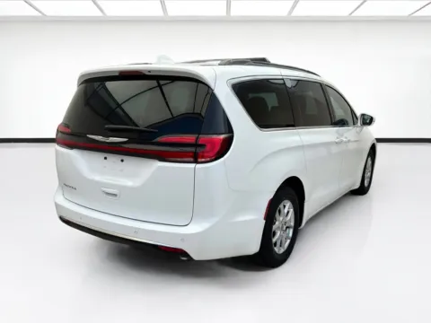 More photos of 2021 Chrysler Pacifica Touring L at KarGenie, CA