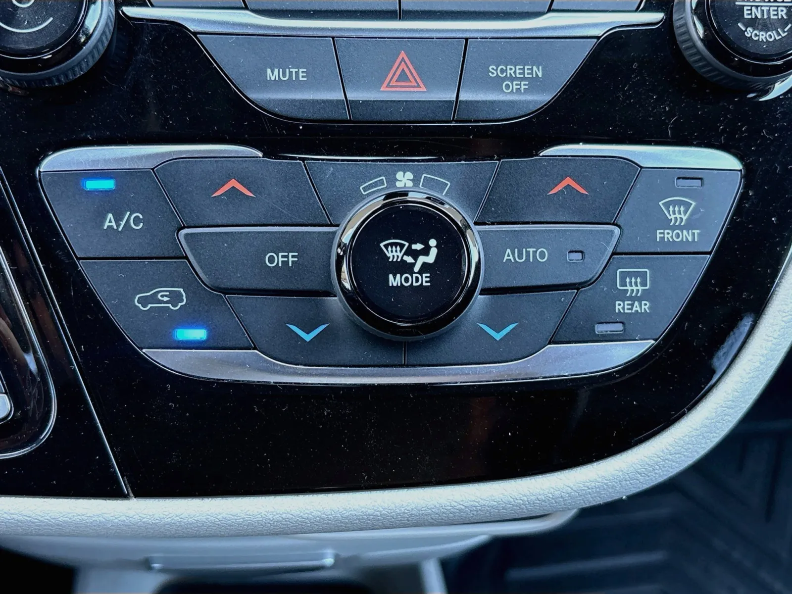 Chrysler Pacifica photo 11