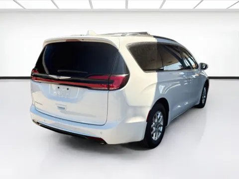 More photos of 2021 Chrysler Pacifica Touring L at KarGenie, CA