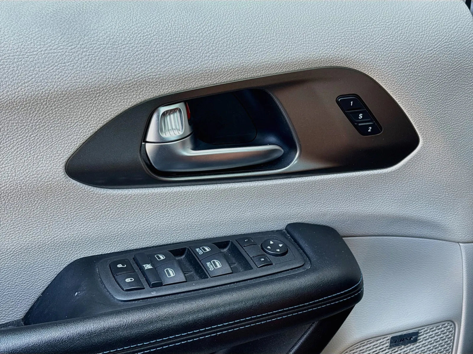 Chrysler Pacifica photo 13