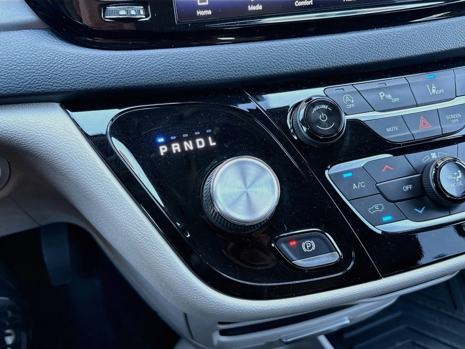 Chrysler Pacifica photo 12