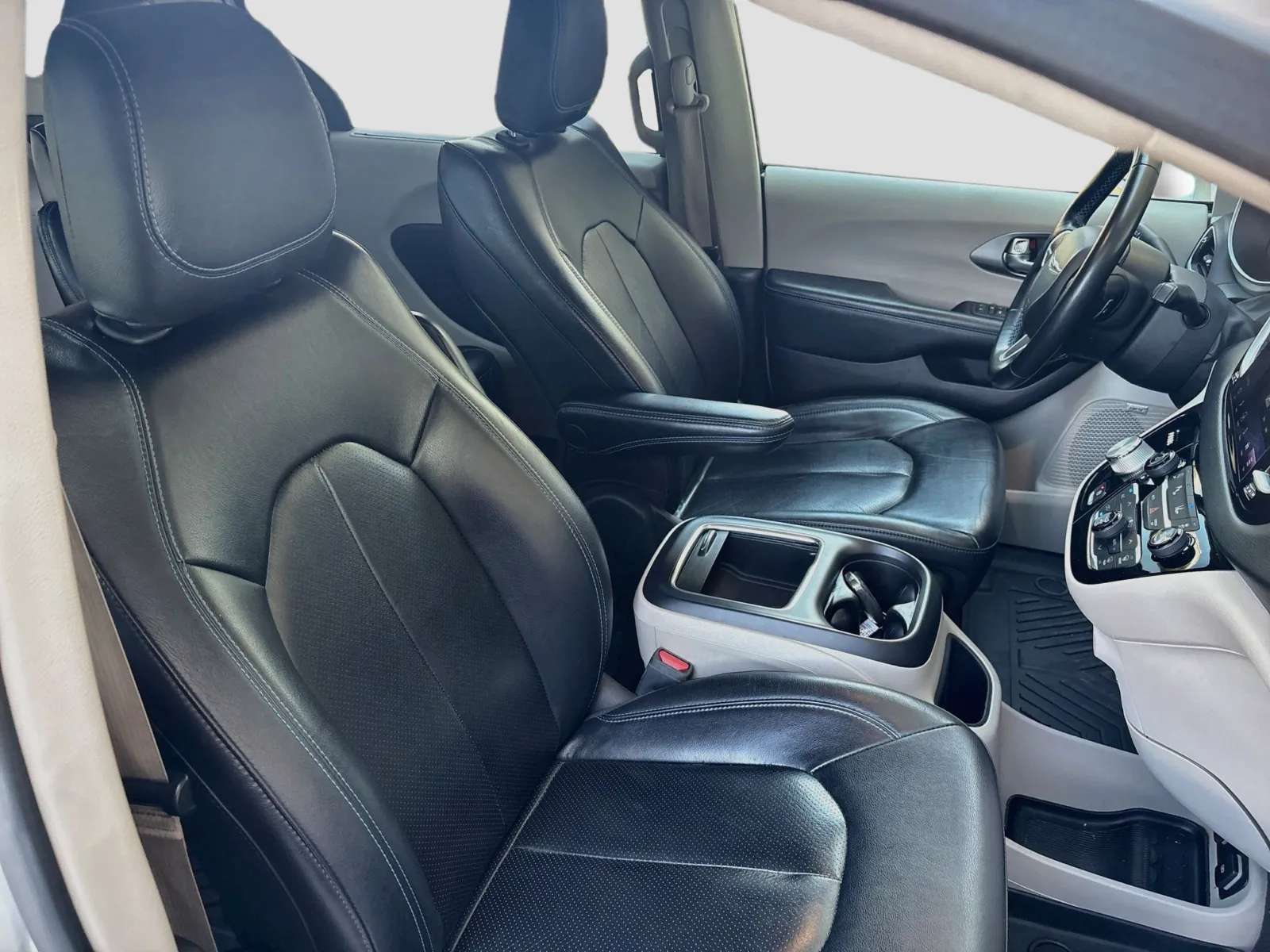Chrysler Pacifica photo 21