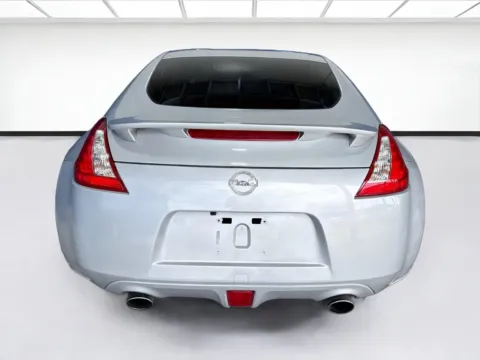 More photos of 2014 Nissan 370Z at KarGenie, CA