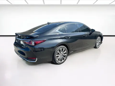 More photos of 2021 Lexus ES 300h at KarGenie, CA