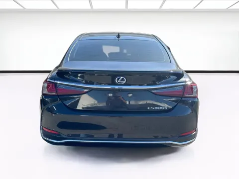 More photos of 2021 Lexus ES 300h at KarGenie, CA