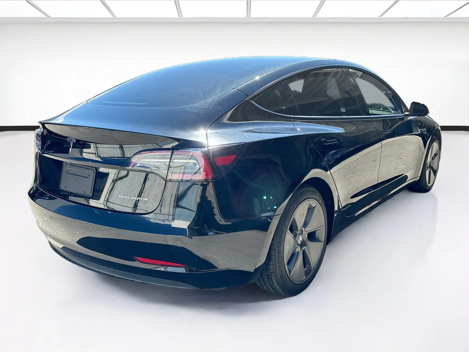 Tesla Model 3 photo 4