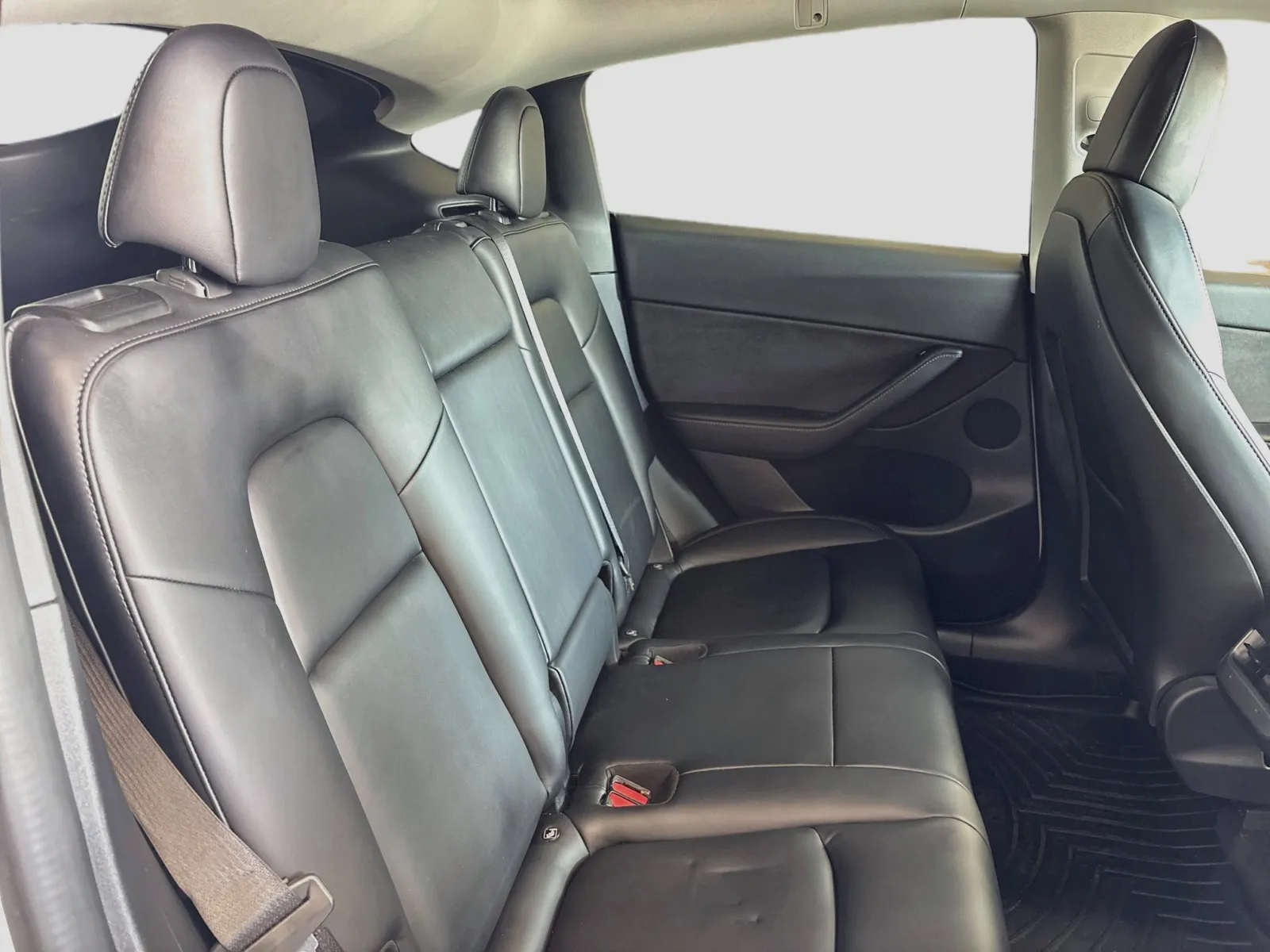 Tesla Model Y photo 17