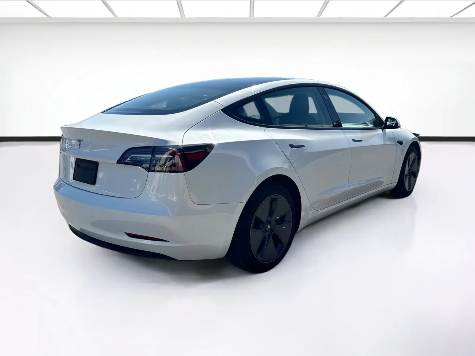 Tesla Model 3 photo 4