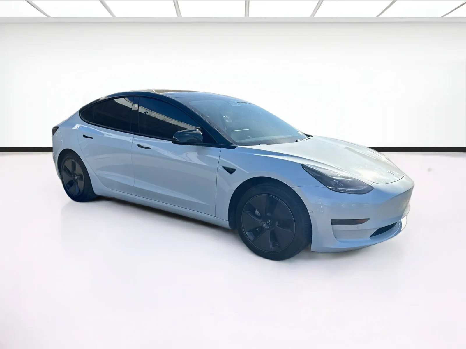 Tesla Model 3 photo 3