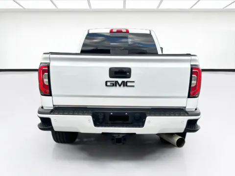 More photos of 2017 GMC Sierra 2500 HD Denali at KarGenie, CA