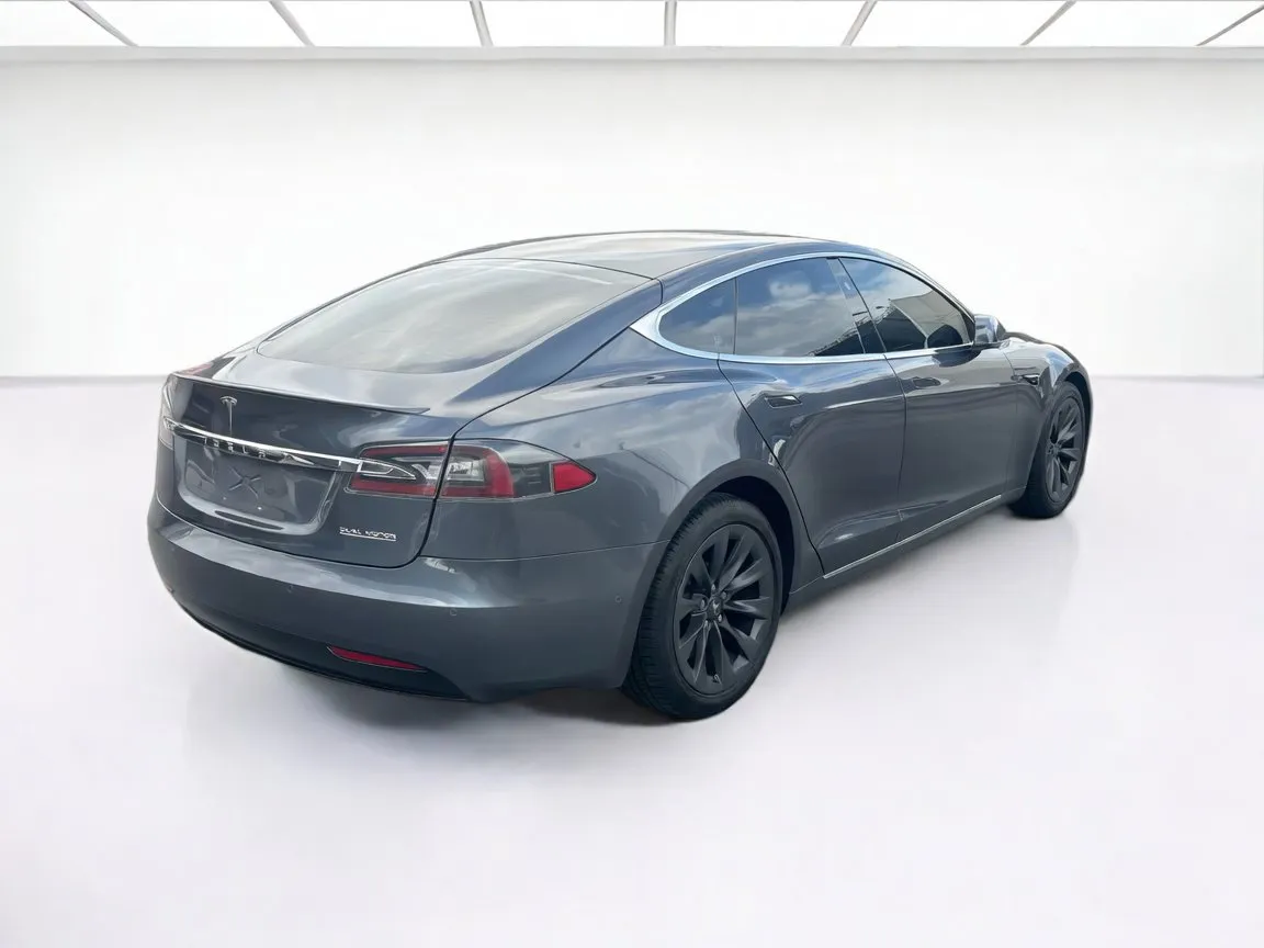 Tesla Model S photo 4