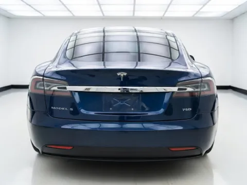 More photos of 2018 Tesla Model S 75D at KarGenie, CA