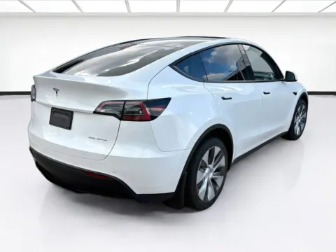 More photos of 2022 Tesla Model Y Long Range at KarGenie, CA