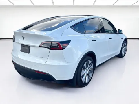 More photos of 2022 Tesla Model Y Long Range at KarGenie, CA