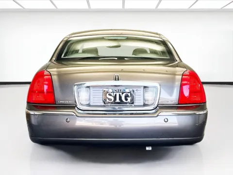More photos of 2004 Lincoln Town Car Ultimate at KarGenie, CA