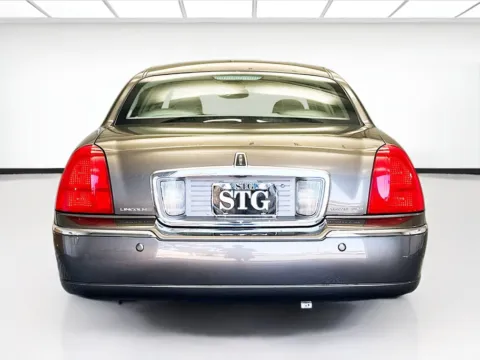 More photos of 2004 Lincoln Town Car Ultimate at KarGenie, CA
