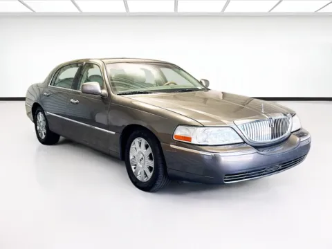 Another view of 2004 Lincoln Town Car Ultimate for sale in Montclair, CA at KarGenie
