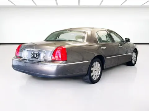 More photos of 2004 Lincoln Town Car Ultimate at KarGenie, CA