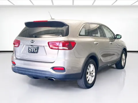 More photos of 2019 Kia Sorento LX at KarGenie, CA