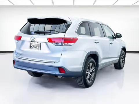 More photos of 2017 Toyota Highlander LE at KarGenie, CA