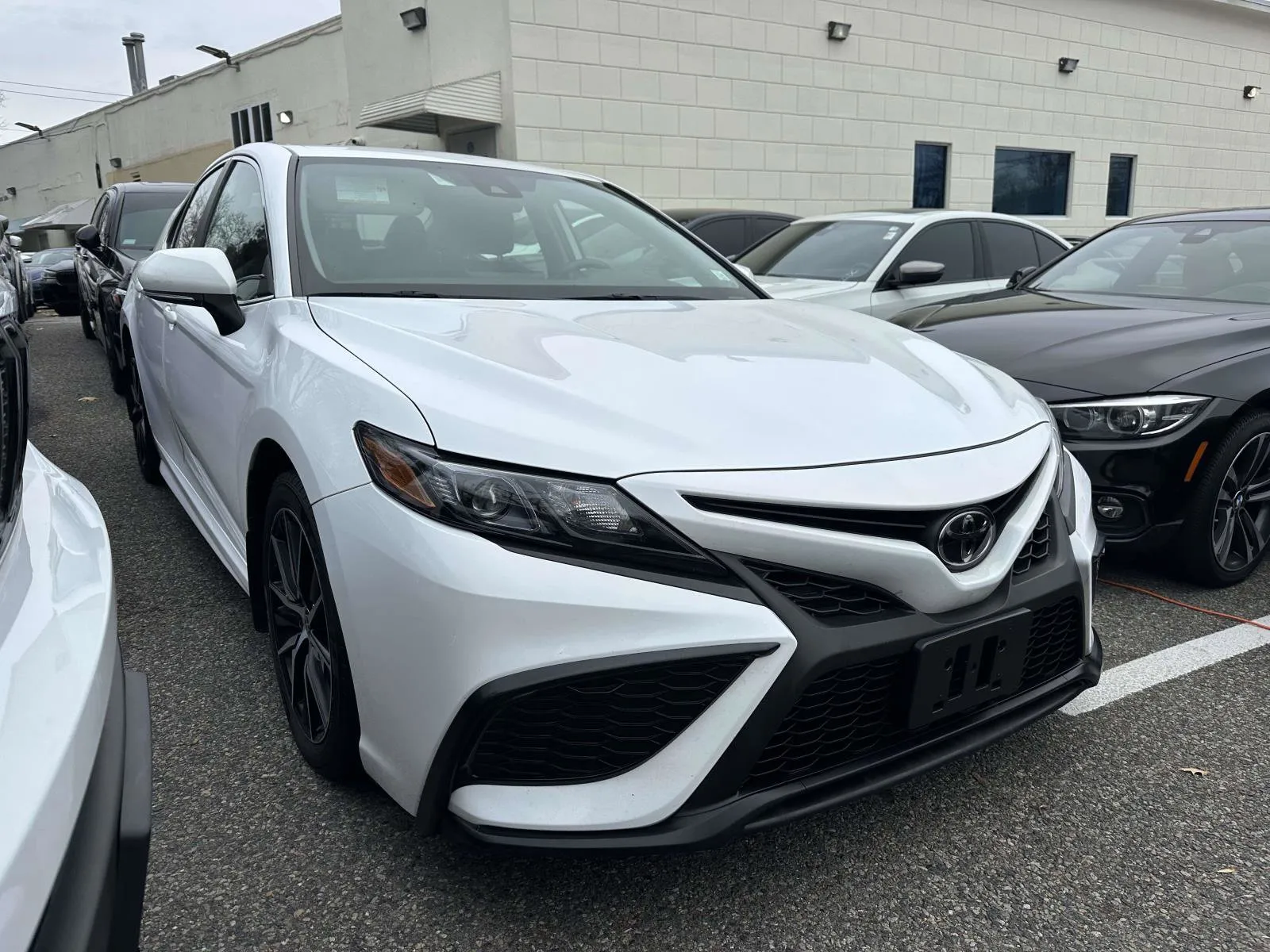 2024 Toyota Camry SE's photo