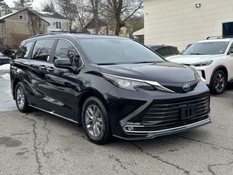 Black 2024 Toyota Sienna XLE for sale in Great Neck, NY
