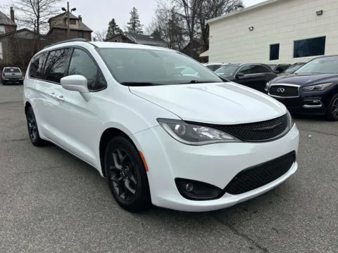 White 2018 Chrysler Pacifica Touring L for sale in Great Neck, NY