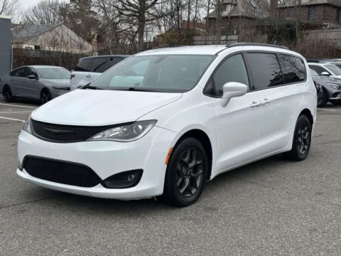 More photos of 2018 Chrysler Pacifica Touring L at Certified Luxury Motors - Great Neck, NY