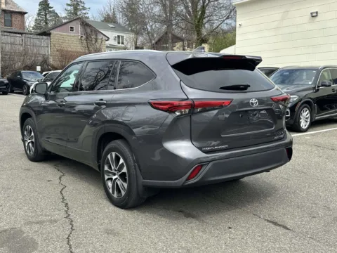 More photos of 2022 Toyota Highlander XLE (Bench Seats) at Certified Luxury Motors - Great Neck, NY