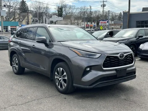 Gray 2022 Toyota Highlander XLE (Bench Seats) for sale in Great Neck, NY