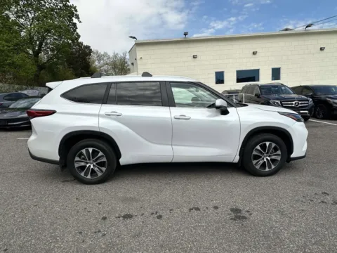 Photos of 2023 Toyota Highlander XLE (Bench Seats) for sale in Great Neck, NY at Certified Luxury Motors - Great Neck