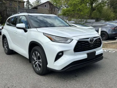 White 2023 Toyota Highlander XLE (Bench Seats) for sale in Great Neck, NY