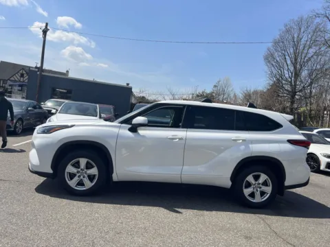 More photos of 2022 Toyota Highlander LE at Certified Luxury Motors - Great Neck, NY
